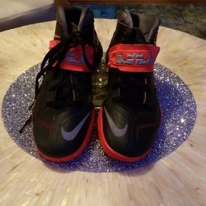 Mens Nike Lebron James tennis shoes